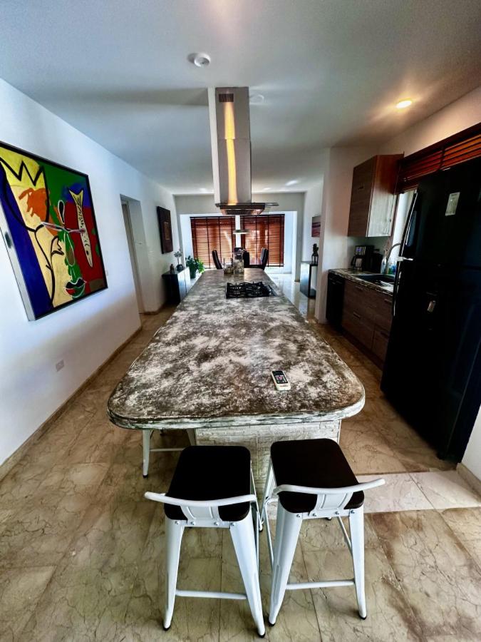 6 bdrm Villa and private Pool Gated Community 1 mile from Palm Beach