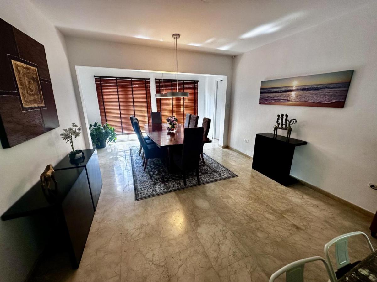 6 bdrm Villa and private Pool Gated Community 1 mile from Palm Beach