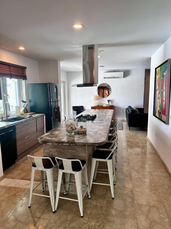 6 bdrm Villa and private Pool Gated Community 1 mile from Palm Beach