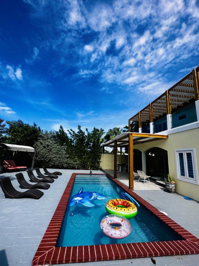 6 bdrm Villa and private Pool Gated Community 1 mile from Palm Beach