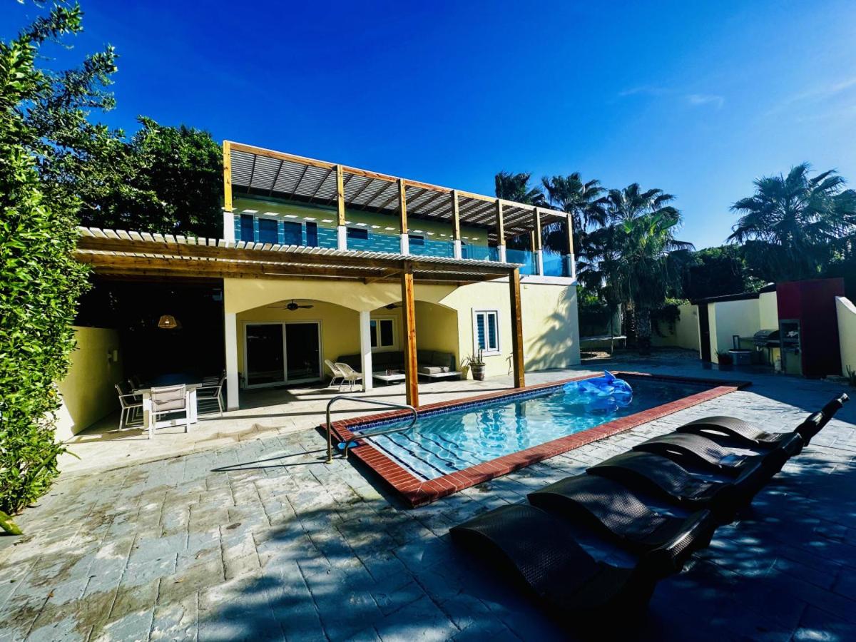 6 bdrm Villa and private Pool Gated Community 1 mile from Palm Beach