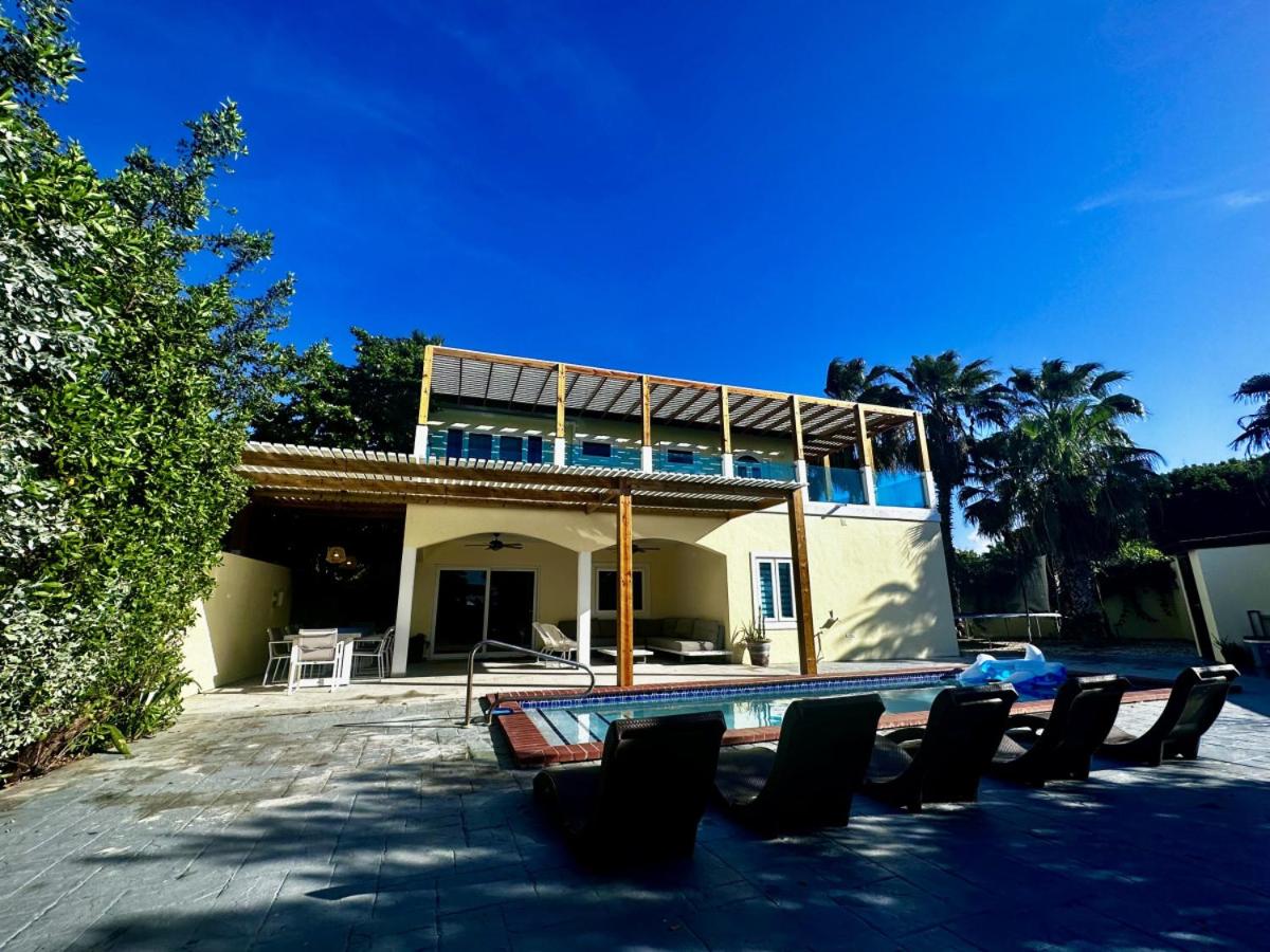 6 bdrm Villa and private Pool Gated Community 1 mile from Palm Beach