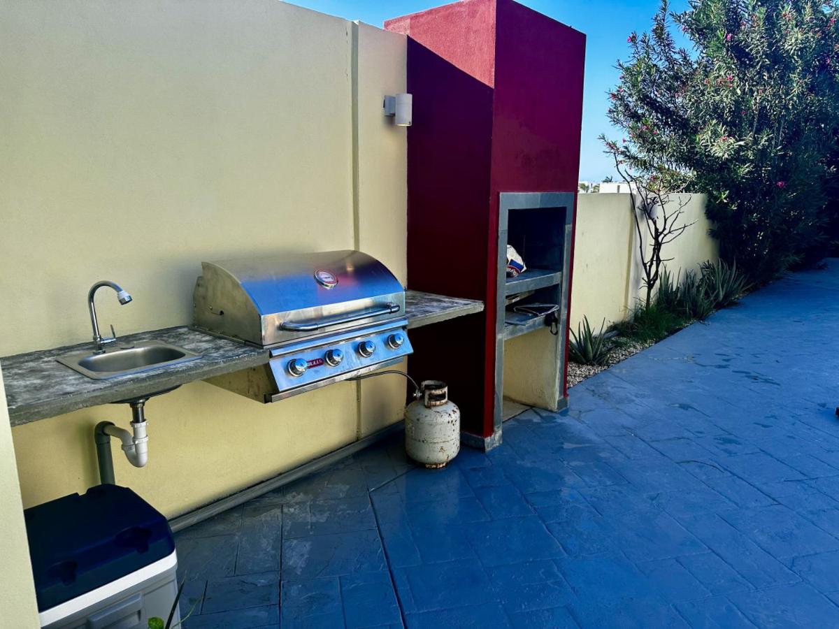 6 bdrm Villa and private Pool Gated Community 1 mile from Palm Beach