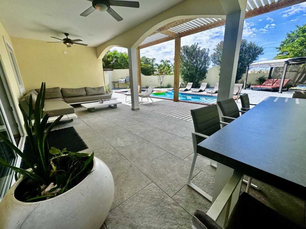 6 bdrm Villa and private Pool Gated Community 1 mile from Palm Beach