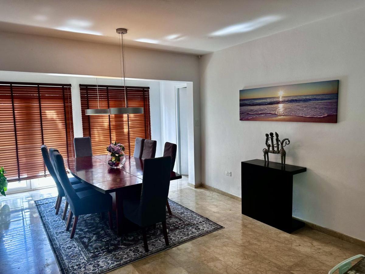 6 bdrm Villa and private Pool Gated Community 1 mile from Palm Beach