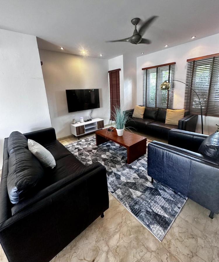 6 bdrm Villa and private Pool Gated Community 1 mile from Palm Beach