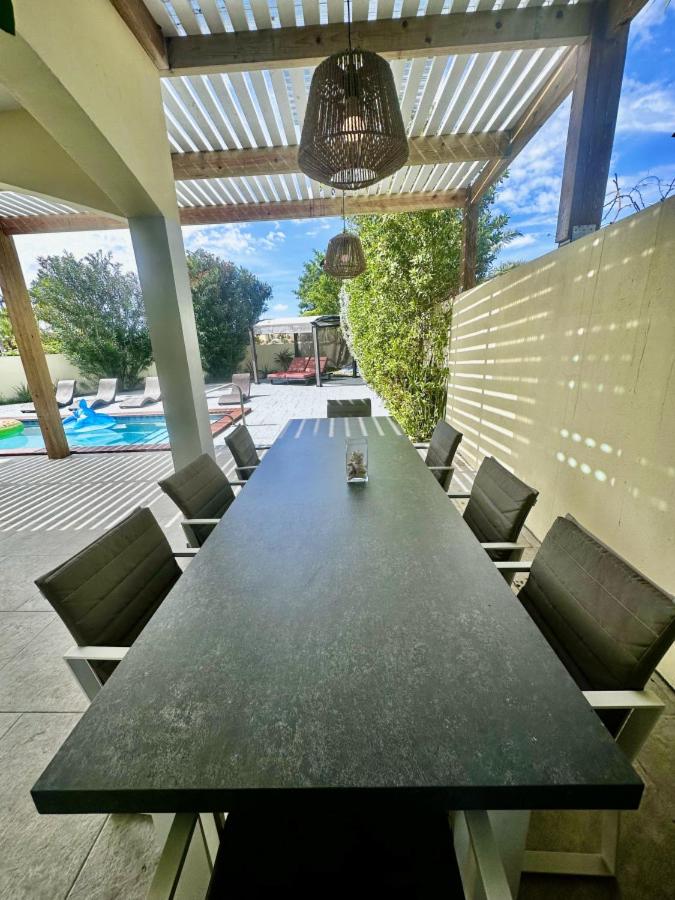 6 bdrm Villa and private Pool Gated Community 1 mile from Palm Beach