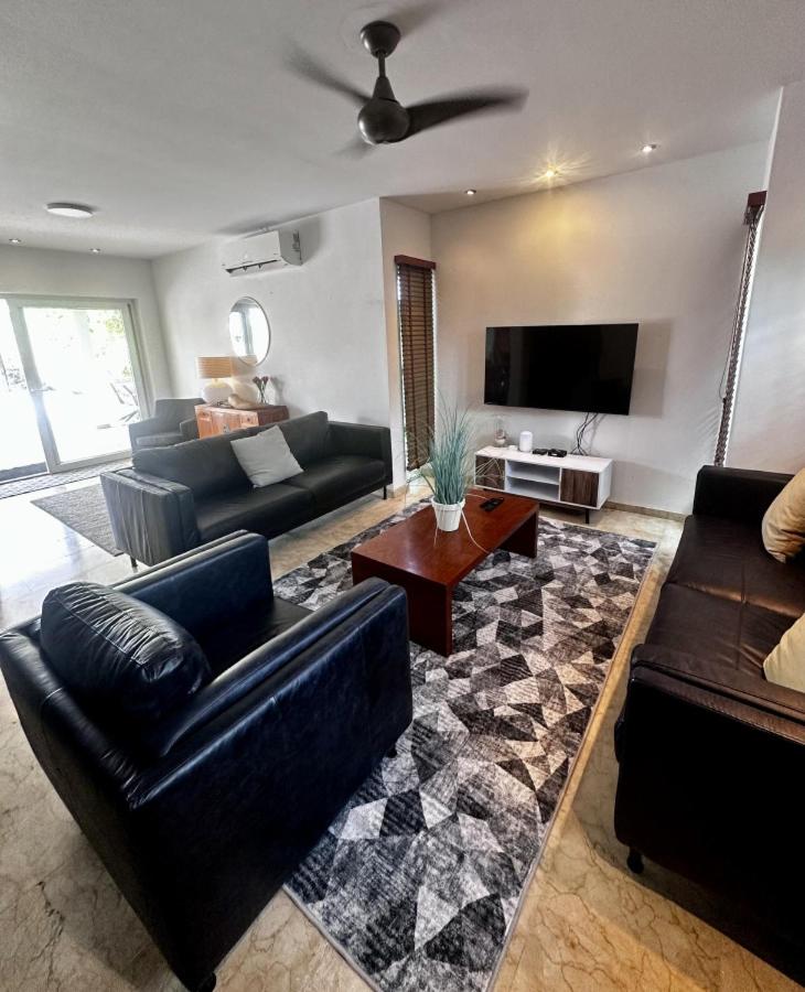 6 bdrm Villa and private Pool Gated Community 1 mile from Palm Beach
