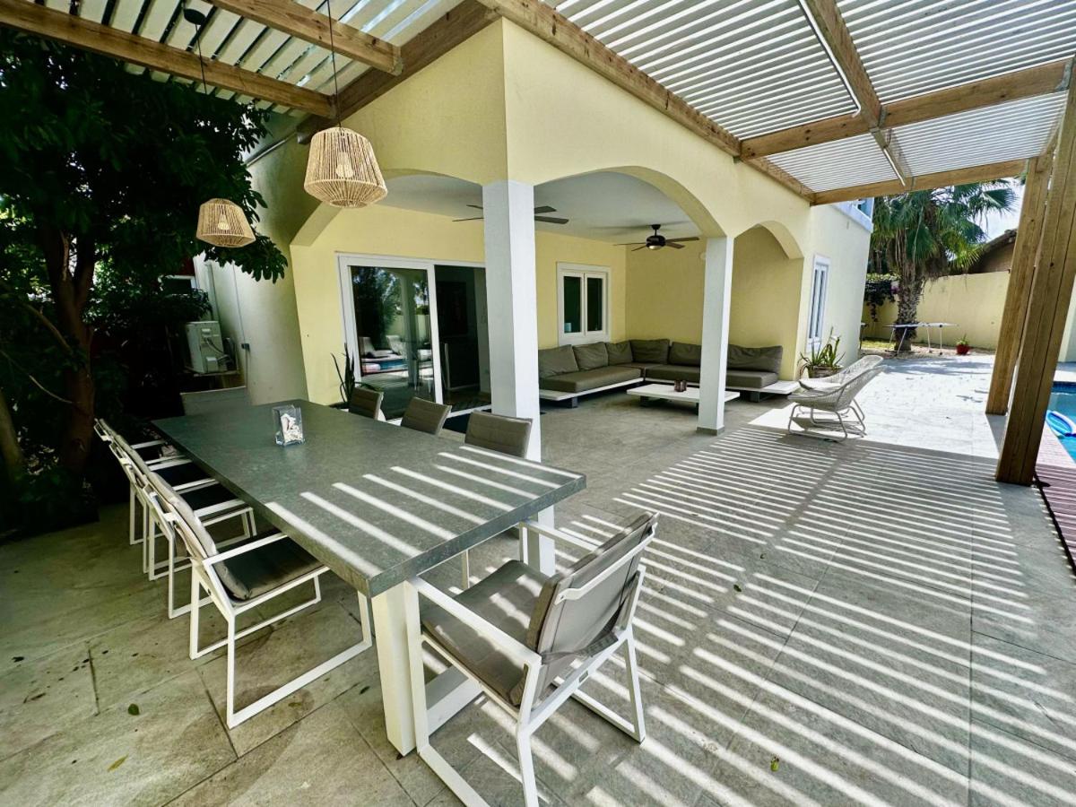 6 bdrm Villa and private Pool Gated Community 1 mile from Palm Beach
