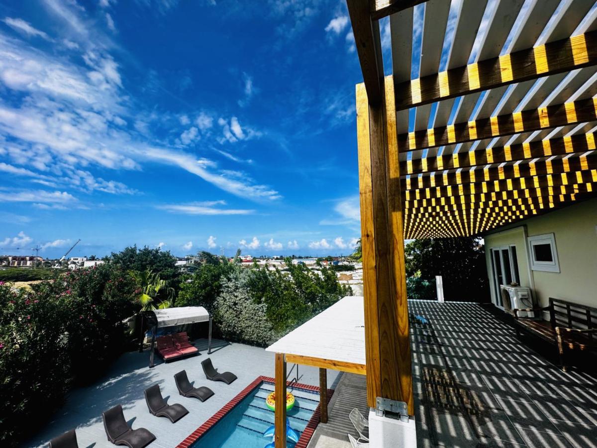 6 bdrm Villa and private Pool Gated Community 1 mile from Palm Beach