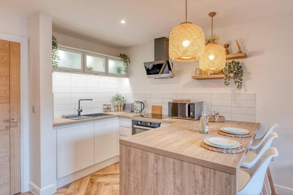 Stylish and modern city centre apartment with easy parking view 3