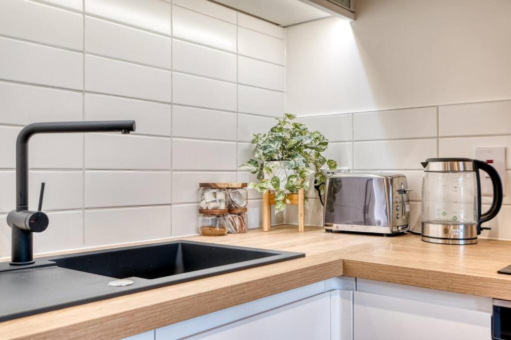 Stylish and modern city centre apartment with easy parking view 4