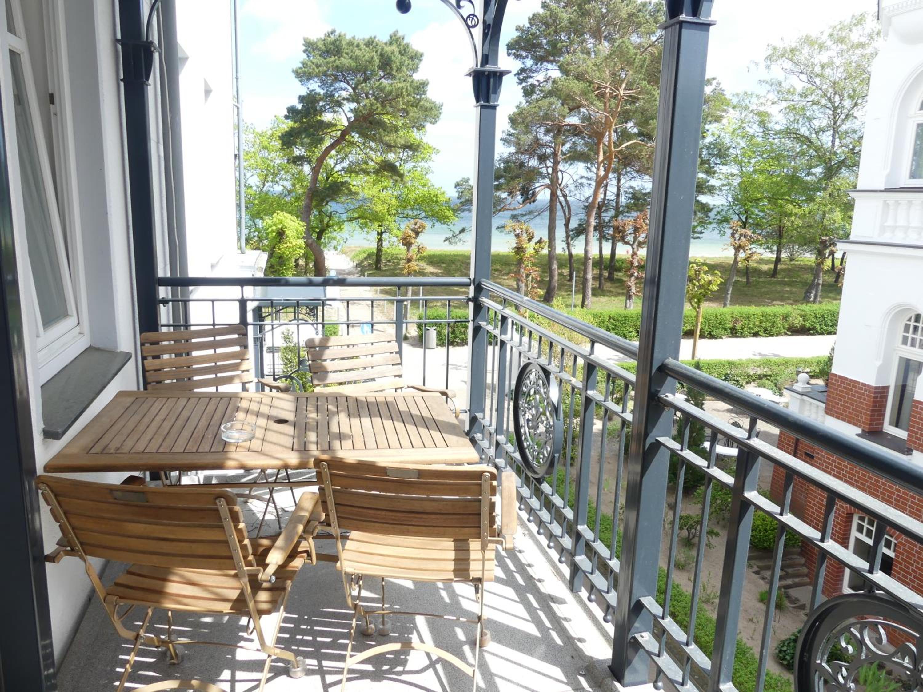 Villa Strandblick in Binz, FeWo direkt am Strand mit Balkon und seitlichem Meerblick