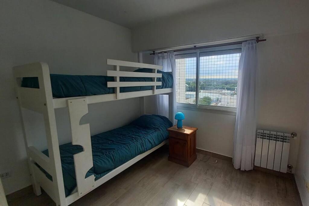 Depto. 3 ambientes, ideal familias, muy luminoso.