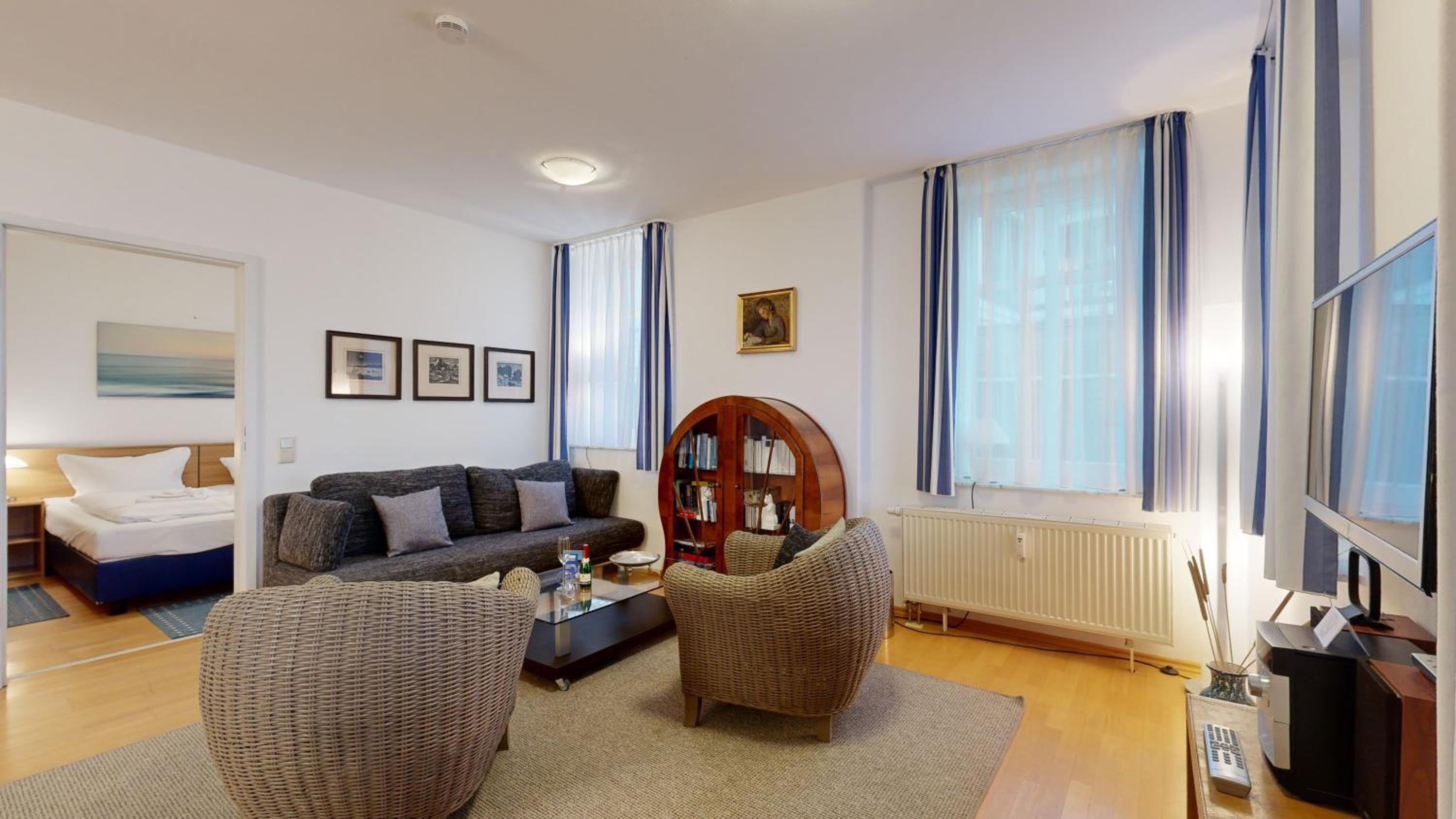 Villa Strandblick in Binz, FeWo direkt am Strand mit Balkon und seitlichem Meerblick