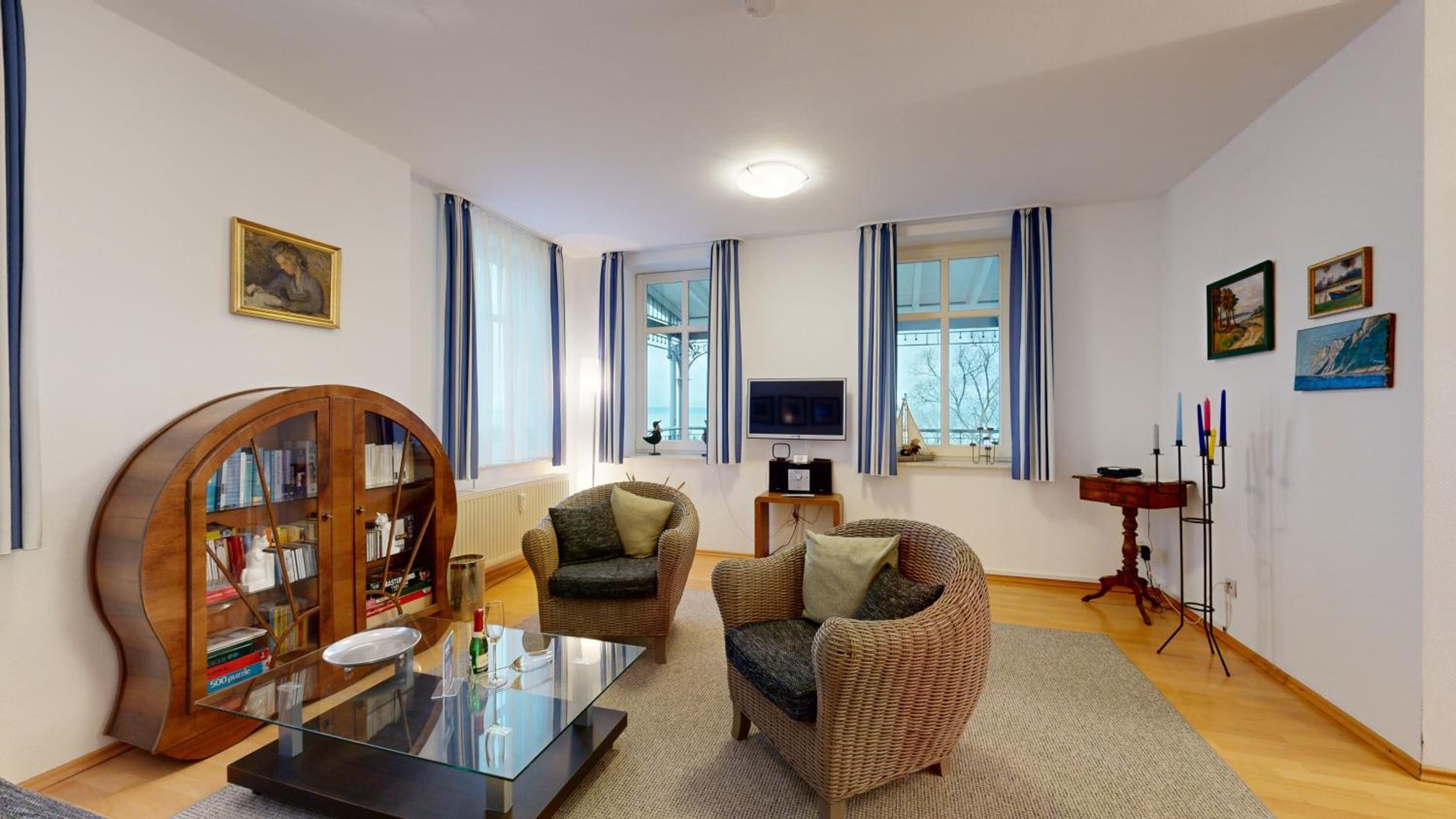 Villa Strandblick in Binz, FeWo direkt am Strand mit Balkon und seitlichem Meerblick