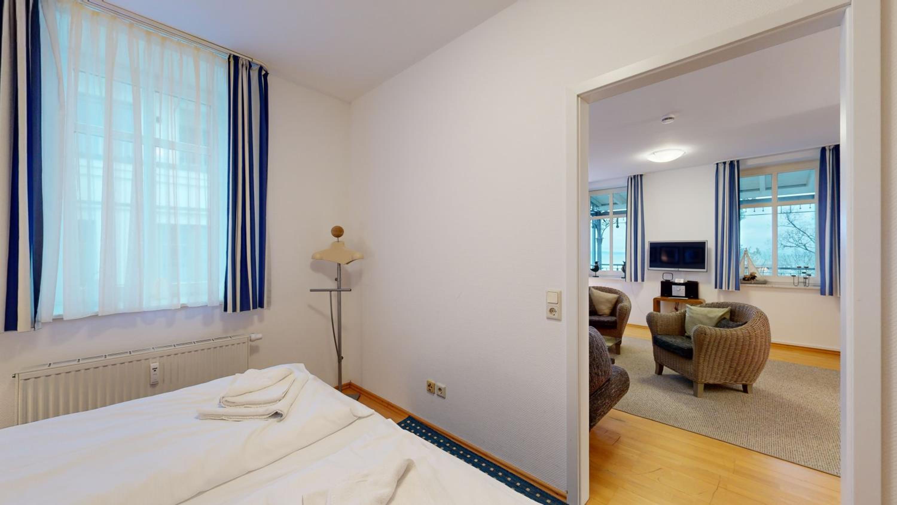 Villa Strandblick in Binz, FeWo direkt am Strand mit Balkon und seitlichem Meerblick