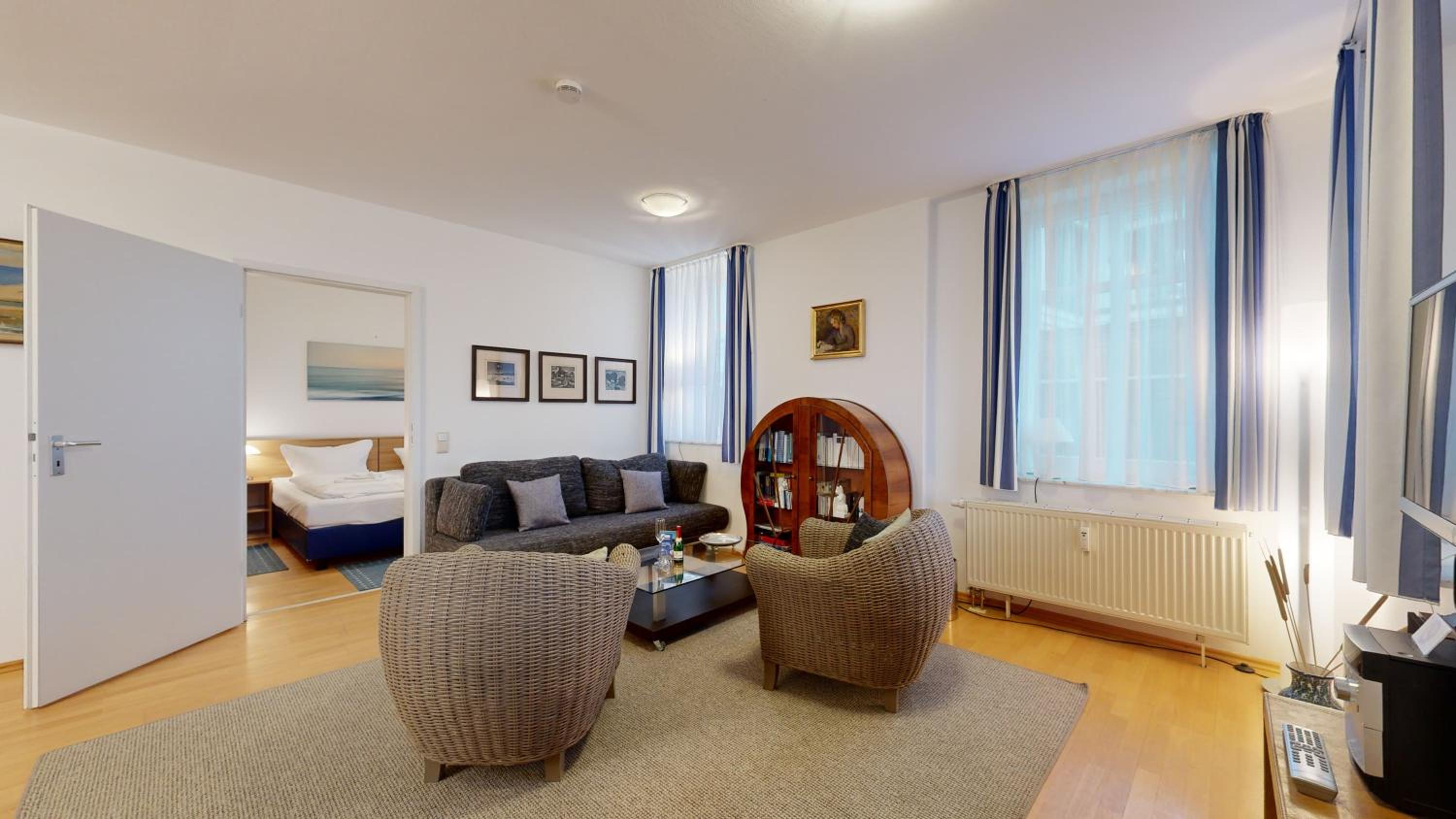 Villa Strandblick in Binz, FeWo direkt am Strand mit Balkon und seitlichem Meerblick