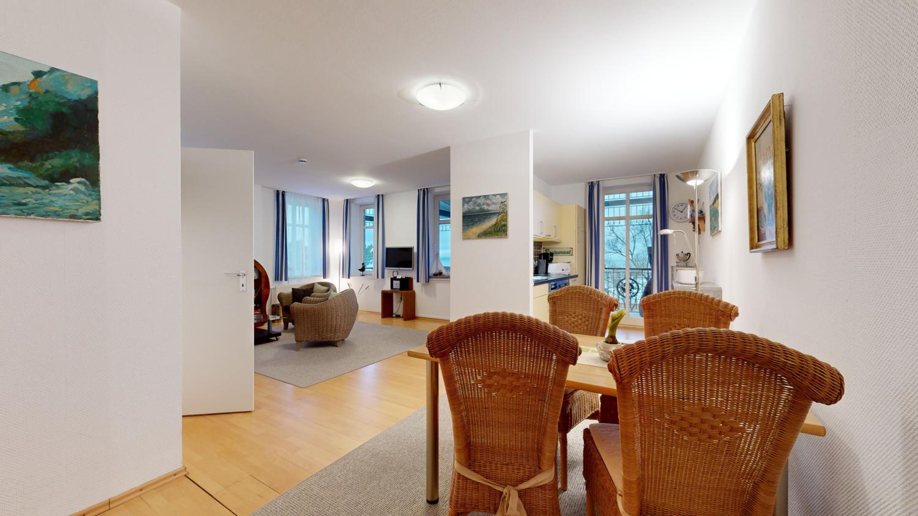Villa Strandblick in Binz, FeWo direkt am Strand mit Balkon und seitlichem Meerblick