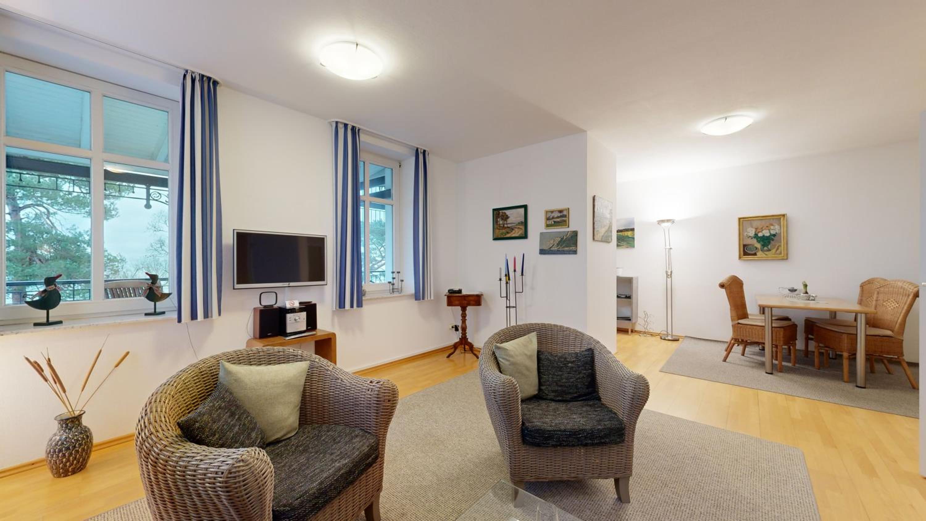 Villa Strandblick in Binz, FeWo direkt am Strand mit Balkon und seitlichem Meerblick