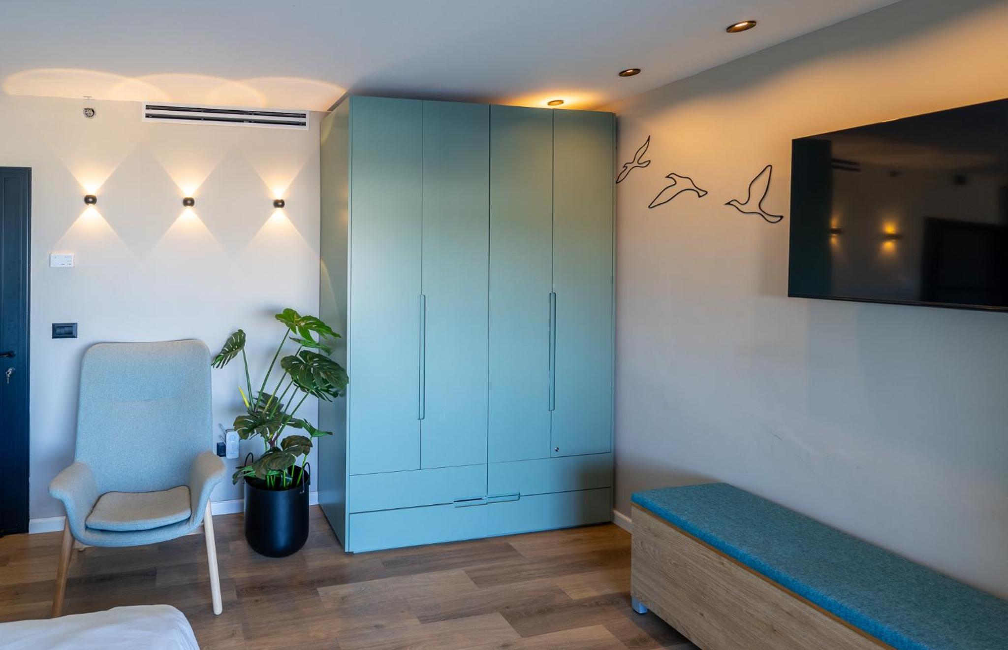 Sea View Stylish 1BR with Balcony by Beachfront Stay, photo 19