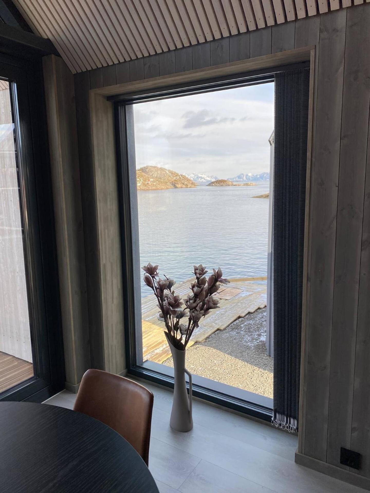 Spectacular view sea front Henningsvær view 5
