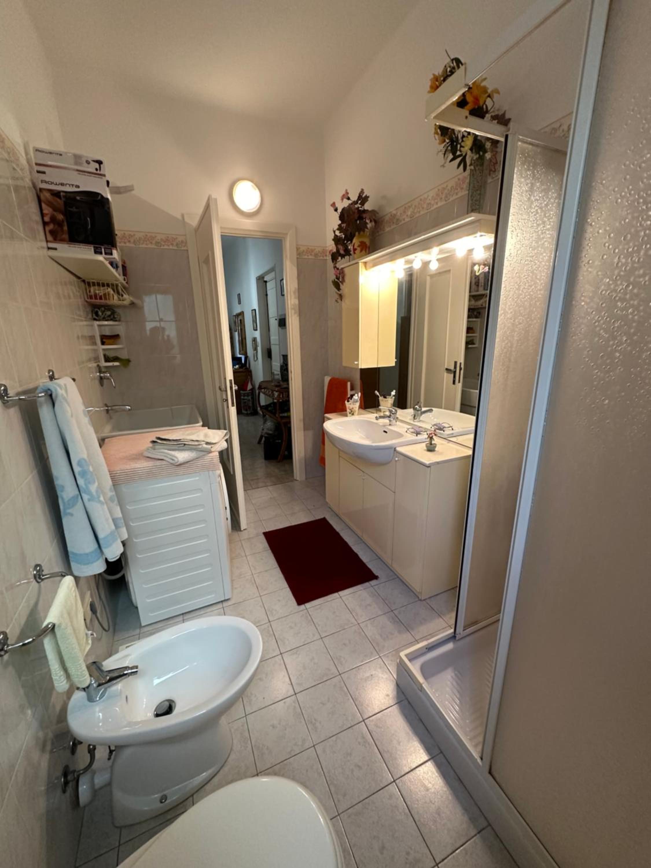 Chez Nous en Sanremo — bathroom