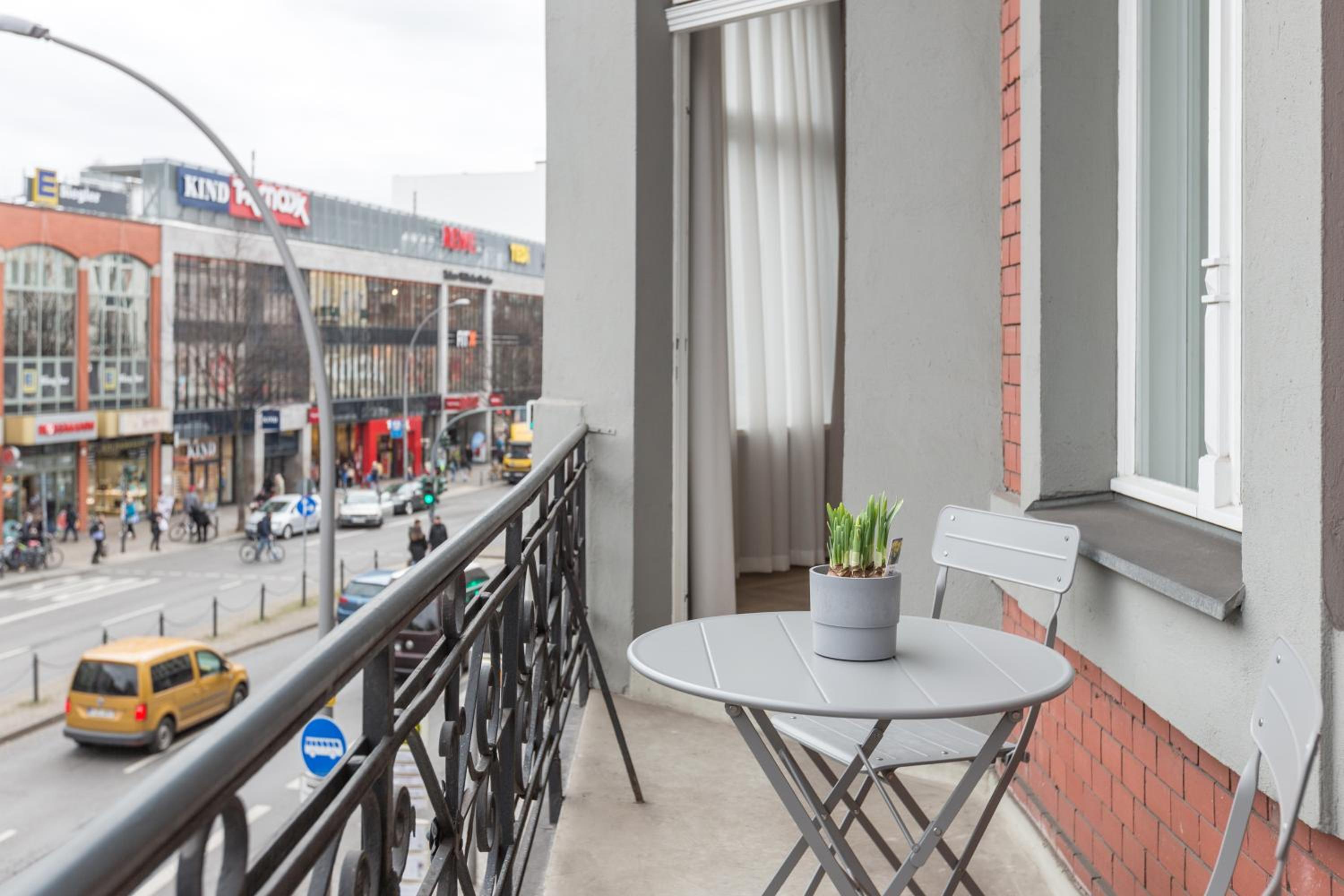 Dilo Apartments 150 sqm Modern Historic Apartments for 12 Guests