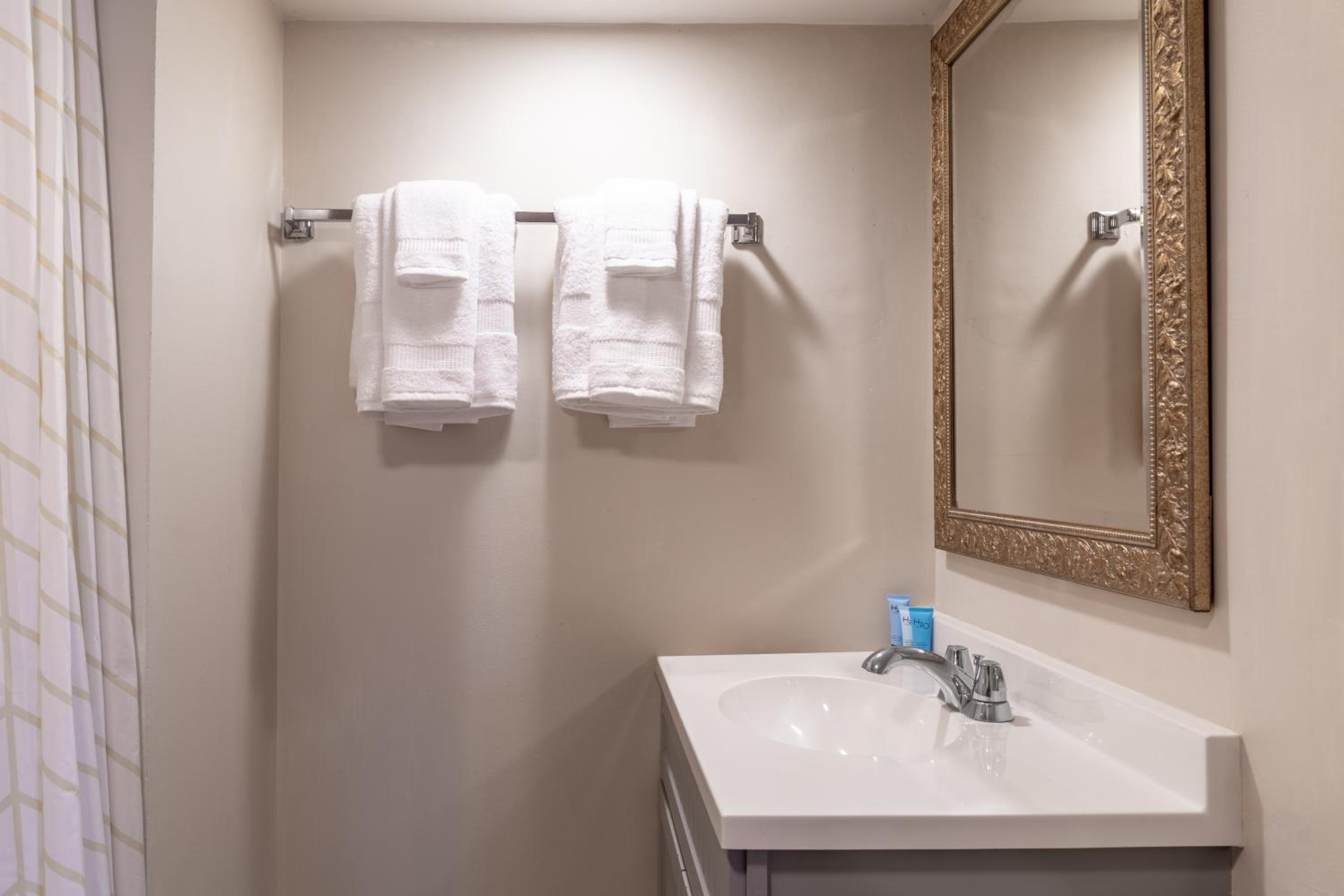 Sara Placid Inn & Suites