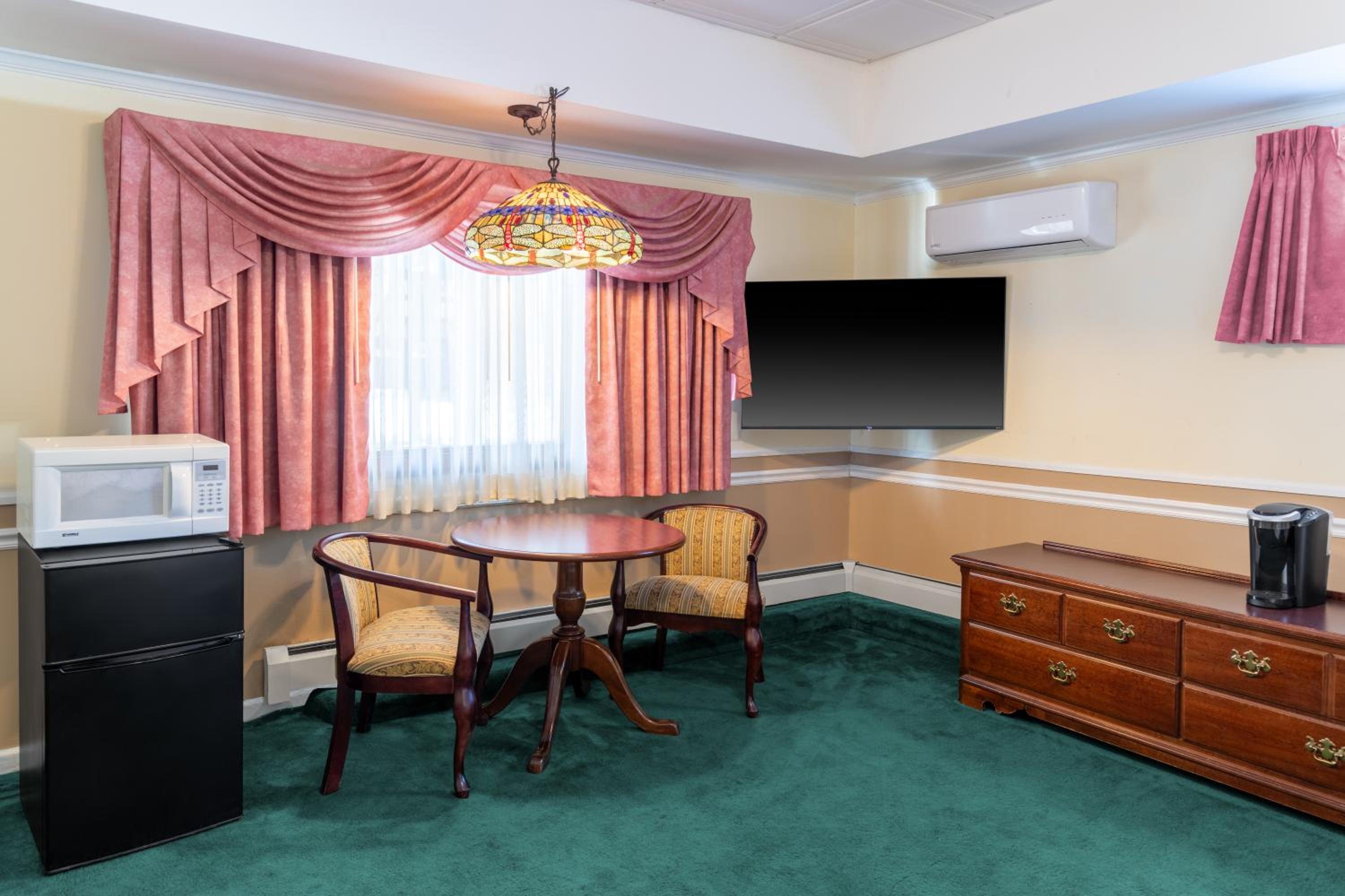 Sara Placid Inn & Suites
