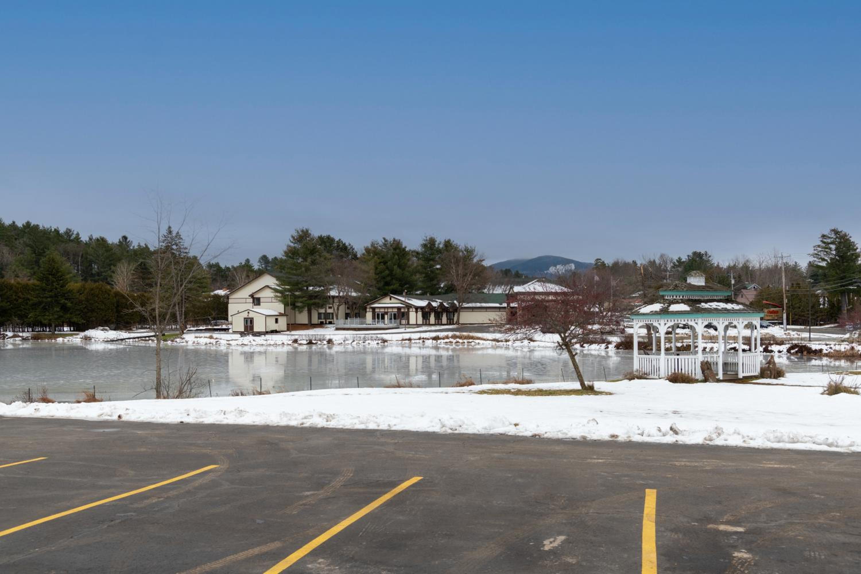 Sara Placid Inn & Suites