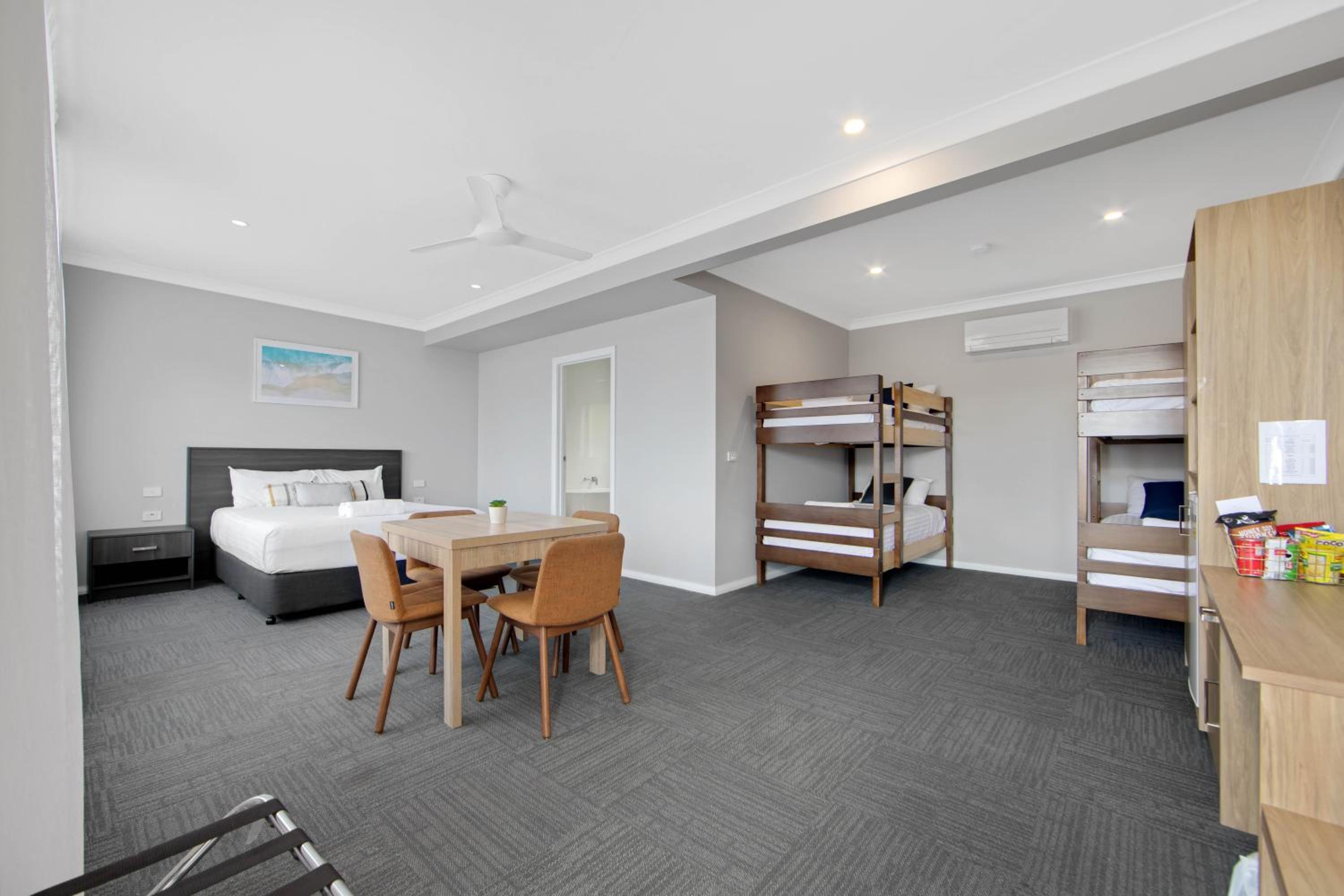 Hive Hotel, Moruya