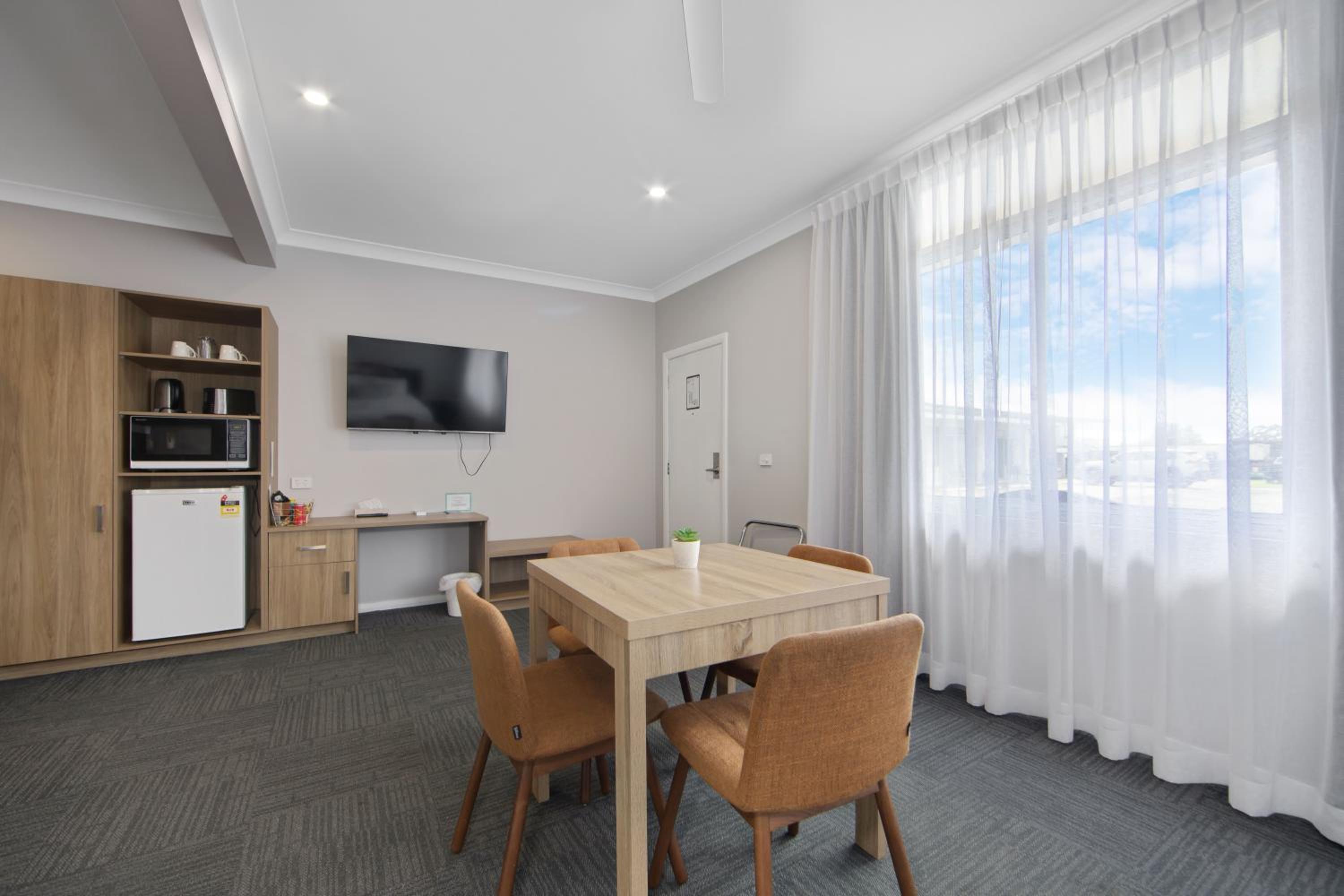 Hive Hotel, Moruya