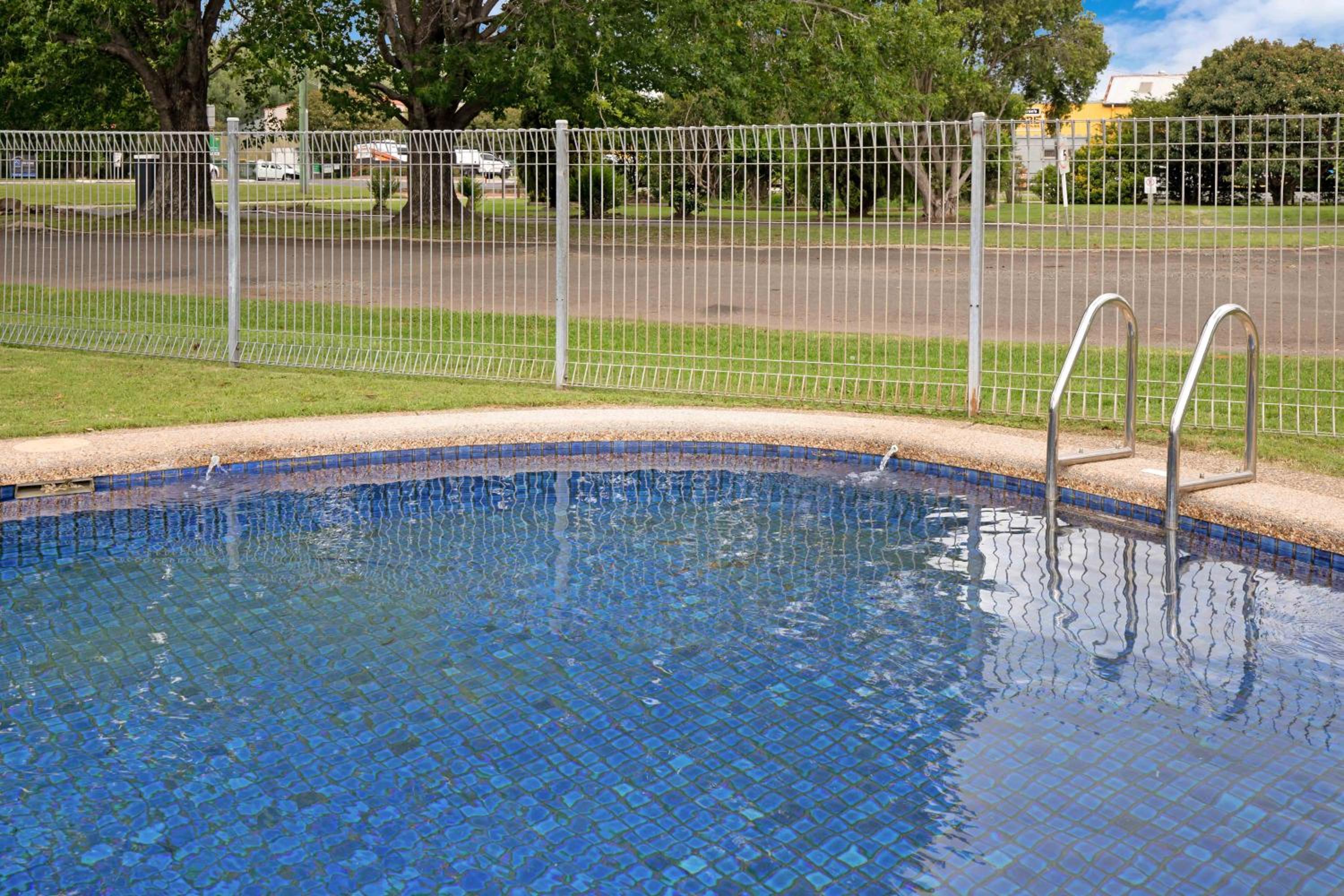Hive Hotel, Moruya