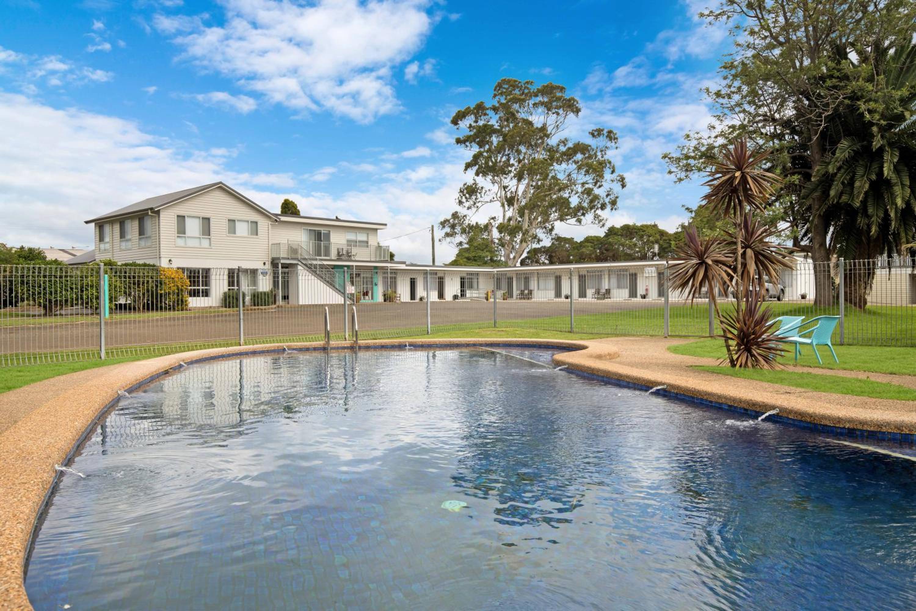 Hive Hotel, Moruya