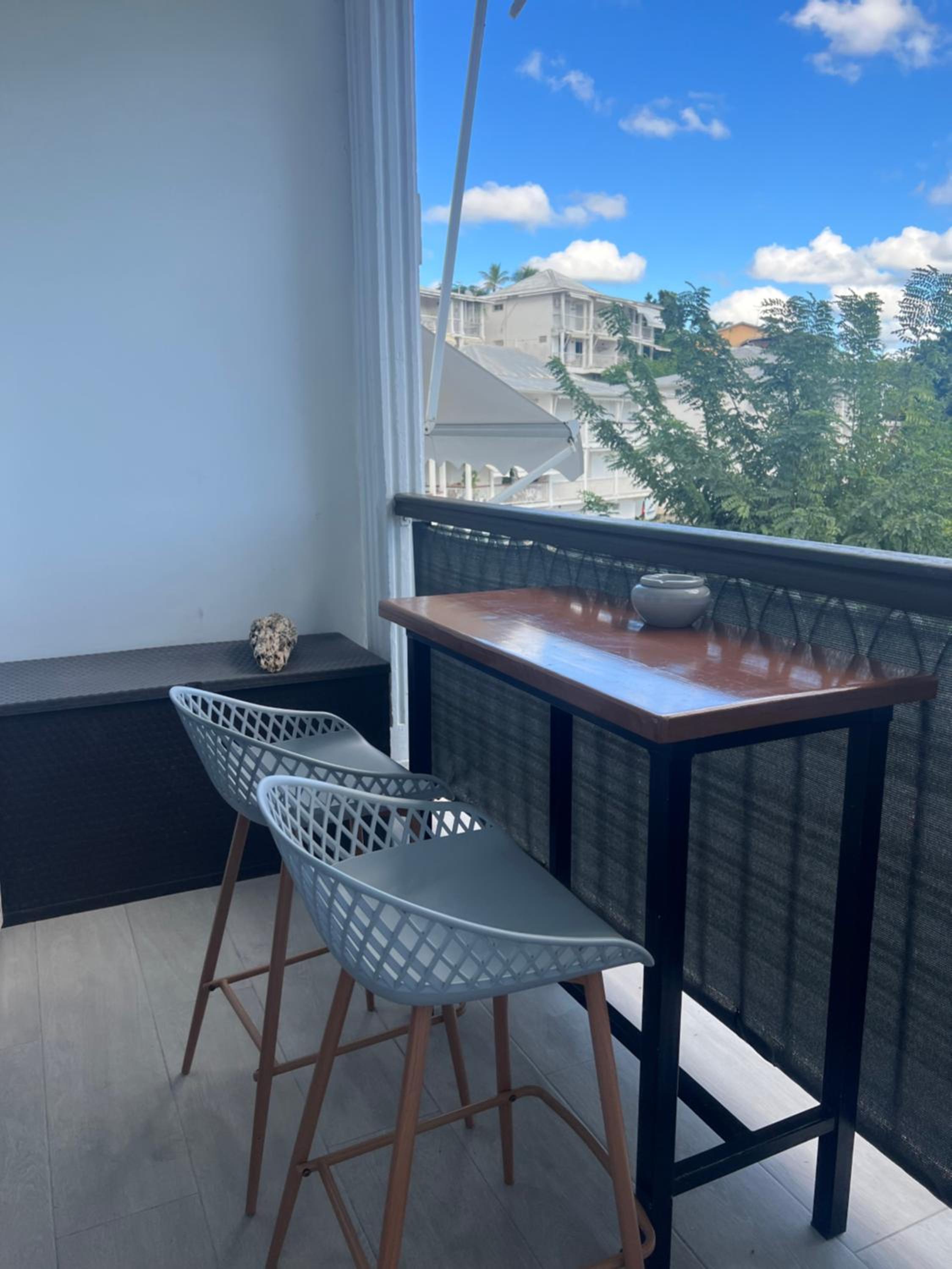 Duplex Marina gosier- vue Mer et bateaux équipé d'une citerne reliée à l'eau de ville