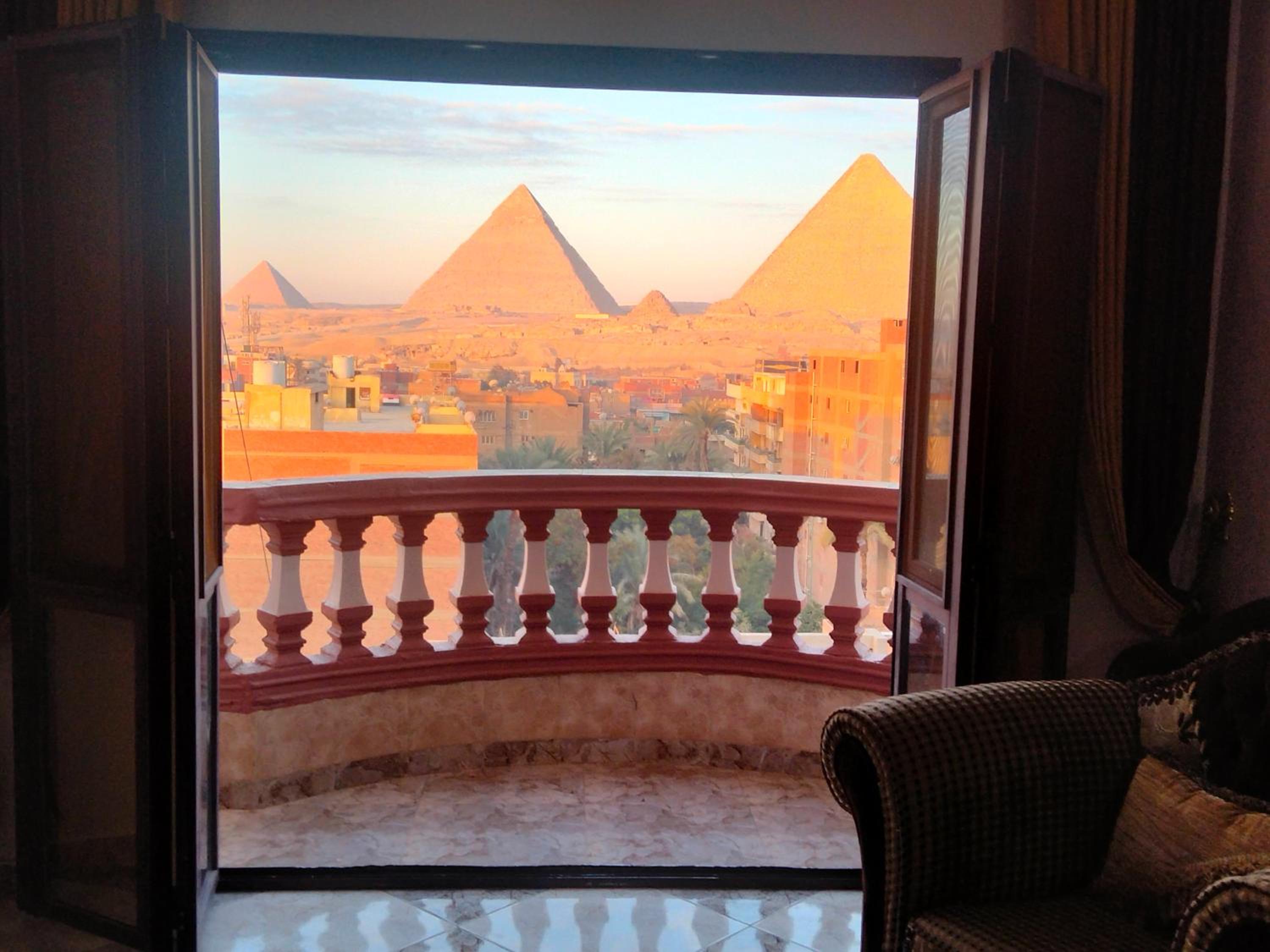 Apartment with panoramic view of the Pyramids, suitable for families