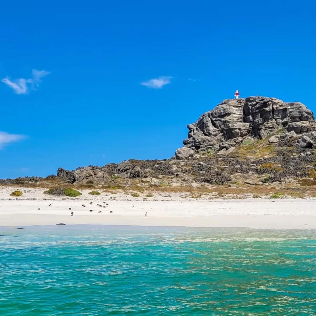 CABAÑA LA CASONA, salón, comedor y cocina amplia, con baño en la habitación y uno adicional, se alcanzan a ver las islas y el mar