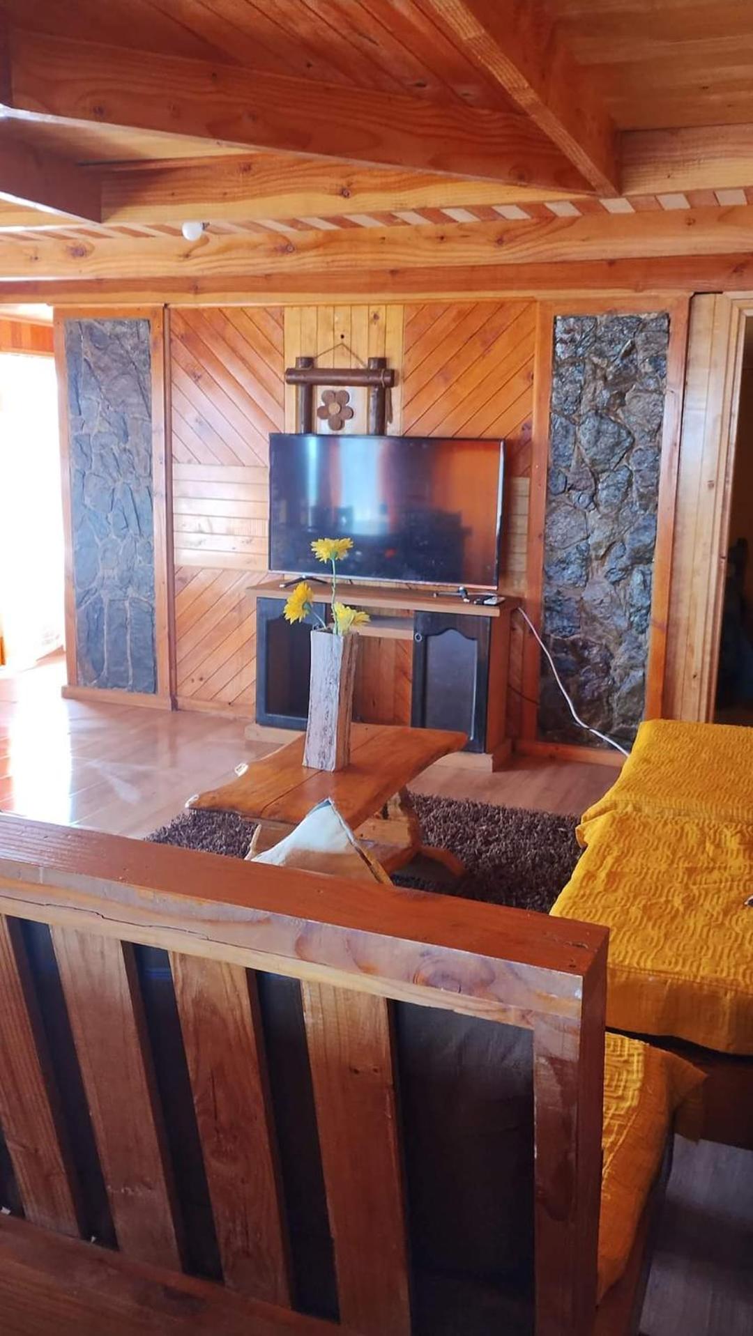CABAÑA LA CASONA, salón, comedor y cocina amplia, con baño en la habitación y uno adicional, se alcanzan a ver las islas y el mar