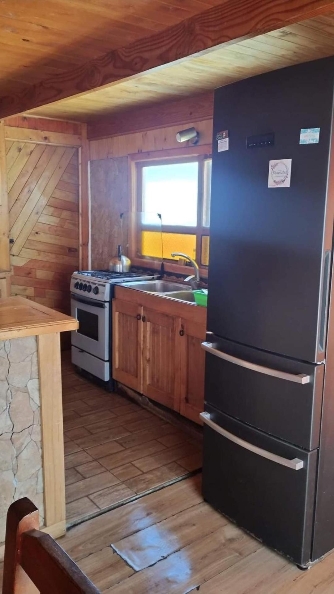 CABAÑA LA CASONA, salón, comedor y cocina amplia, con baño en la habitación y uno adicional, se alcanzan a ver las islas y el mar