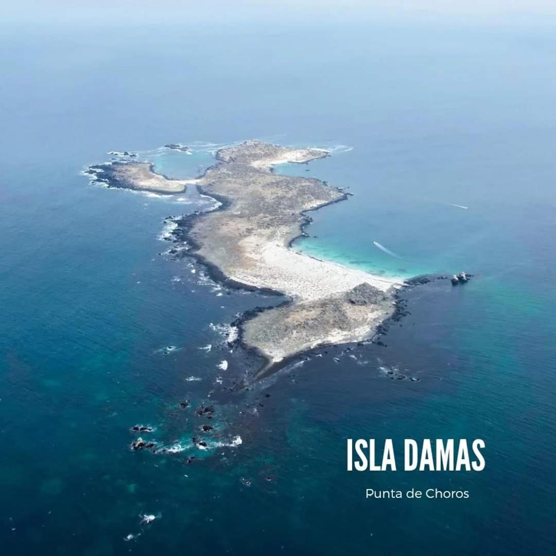 CABAÑA LA CASONA, salón, comedor y cocina amplia, con baño en la habitación y uno adicional, se alcanzan a ver las islas y el mar