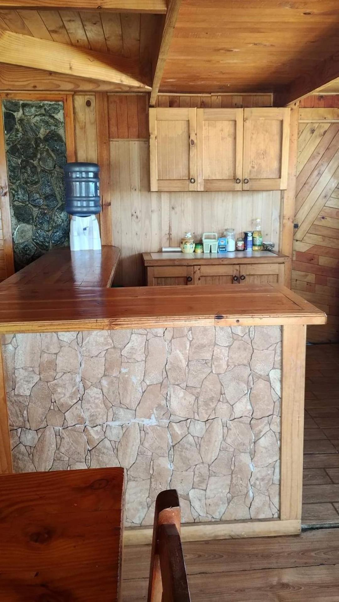CABAÑA LA CASONA, salón, comedor y cocina amplia, con baño en la habitación y uno adicional, se alcanzan a ver las islas y el mar