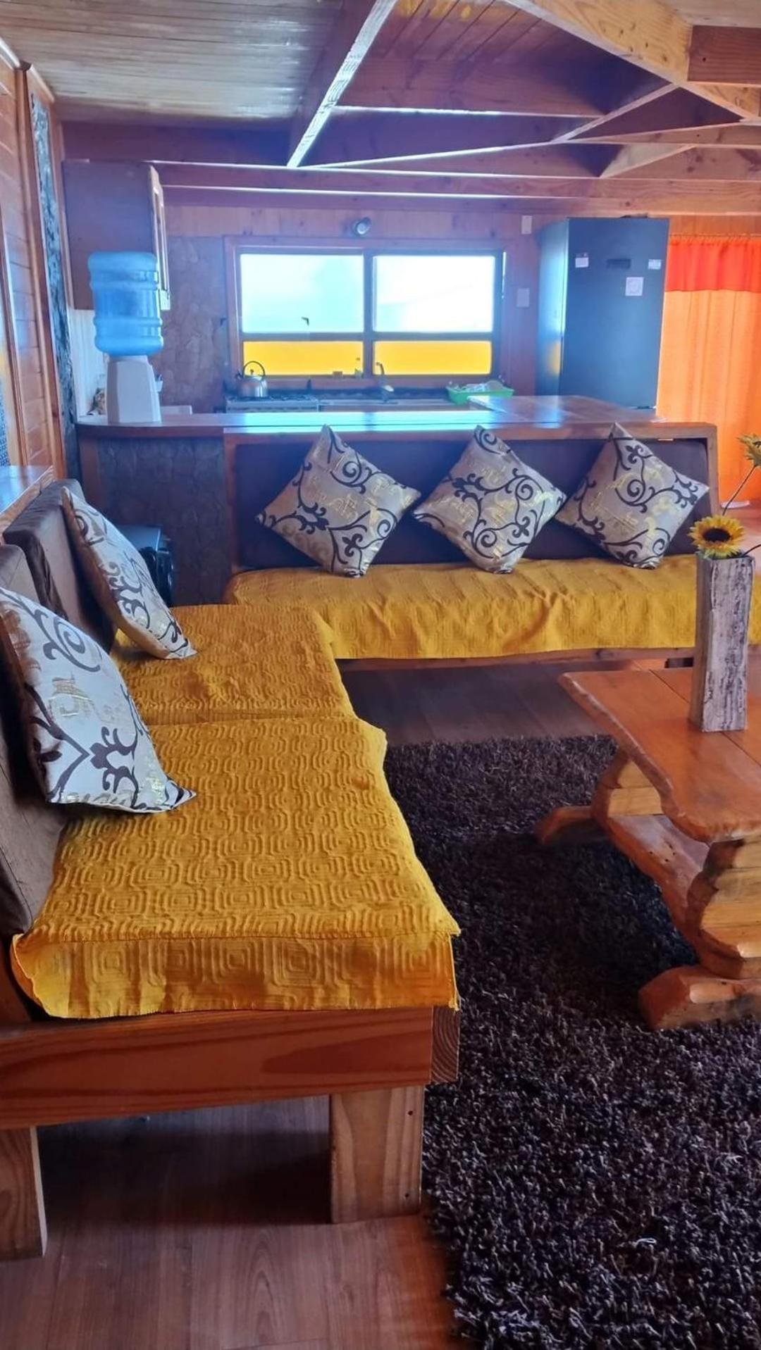 CABAÑA LA CASONA, salón, comedor y cocina amplia, con baño en la habitación y uno adicional, se alcanzan a ver las islas y el mar