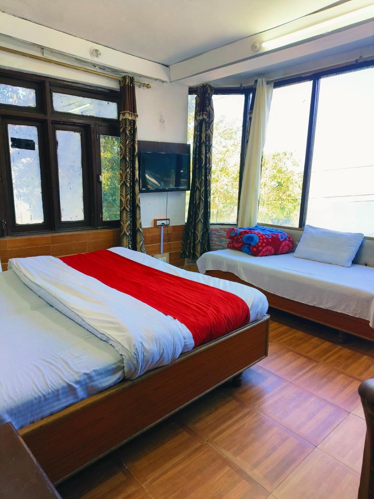 Hotel Holiday Dalhousie - Near Ghandhi Chowk Mall Road view 4