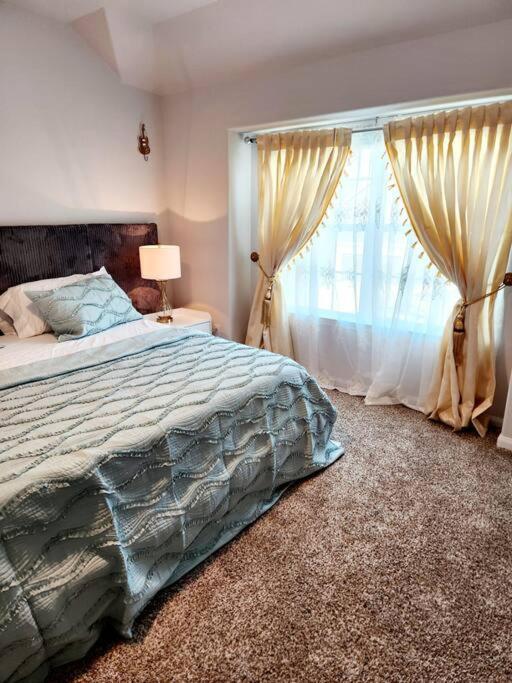 Luxury 4 Bedroom & Beautiful home view 3