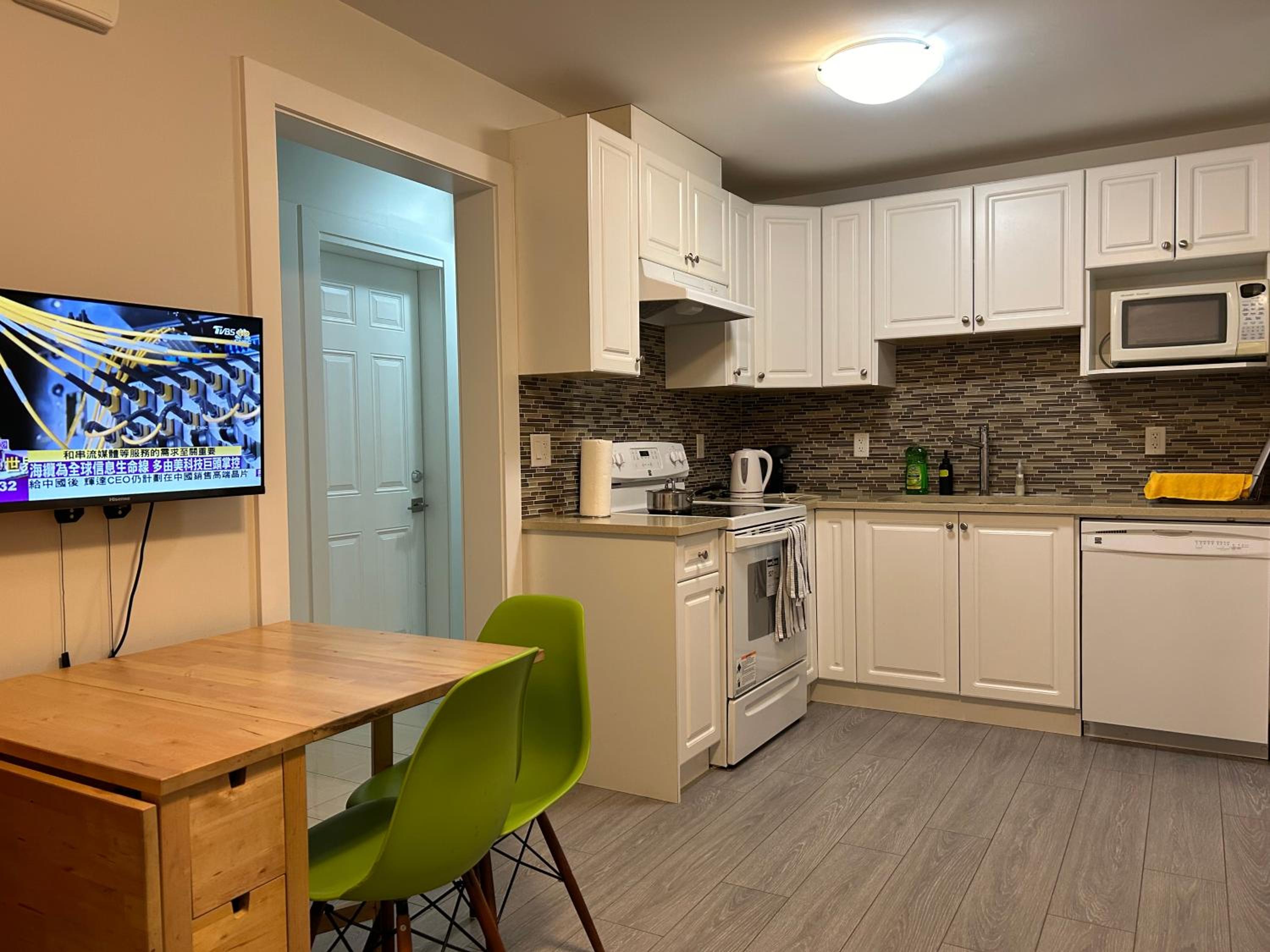 Comfortable 1 BD and 1LR with Separate Entrance