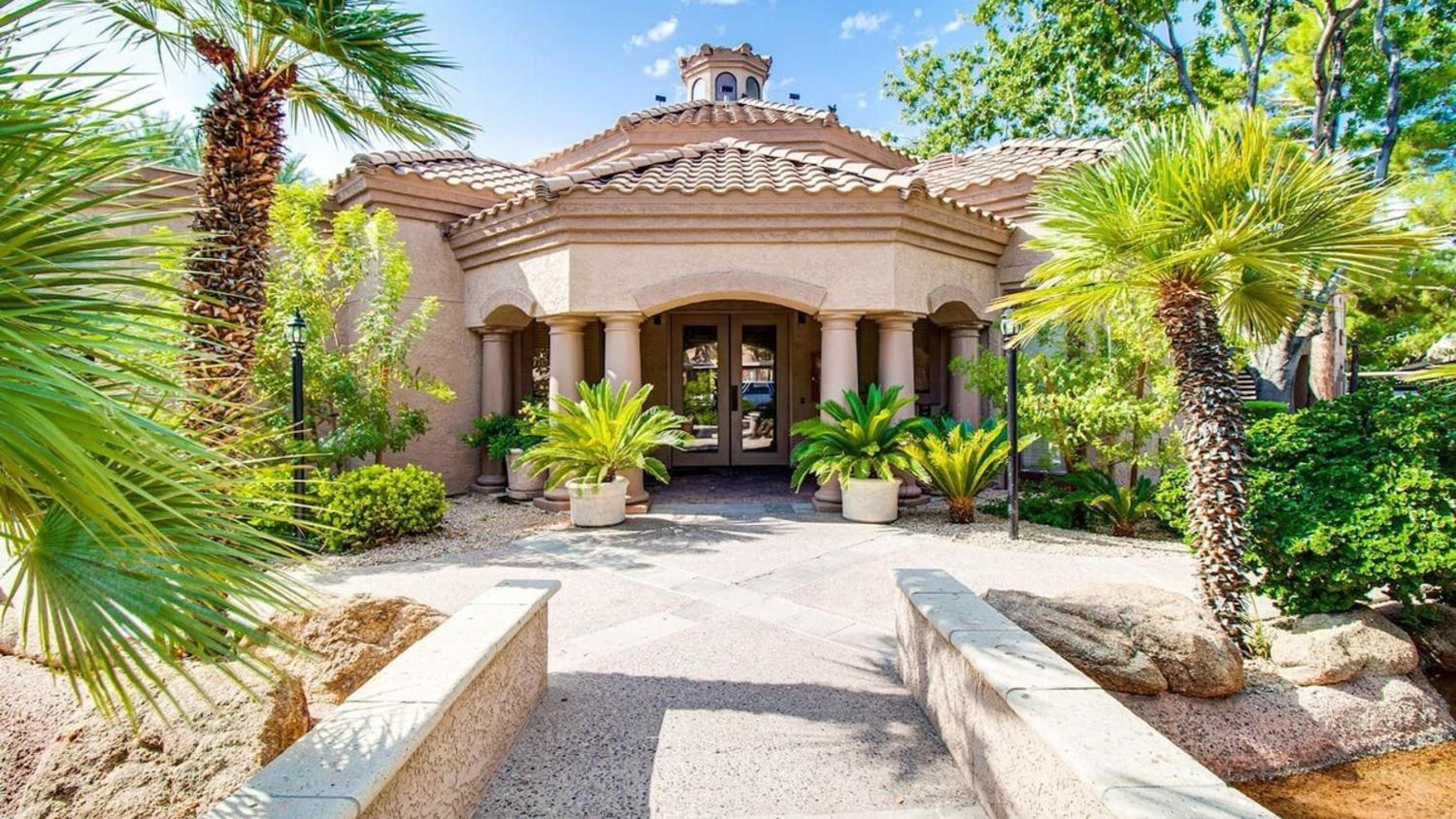 Hotel Remodeled 1 Bdrm Condo in North Scottsdale - Image 1