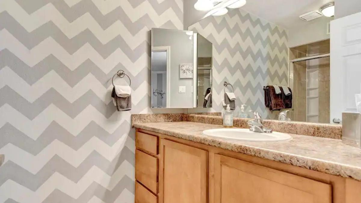 Poolside 2 Bdrm Condo Prime Scottsdale Location - Property Image 7