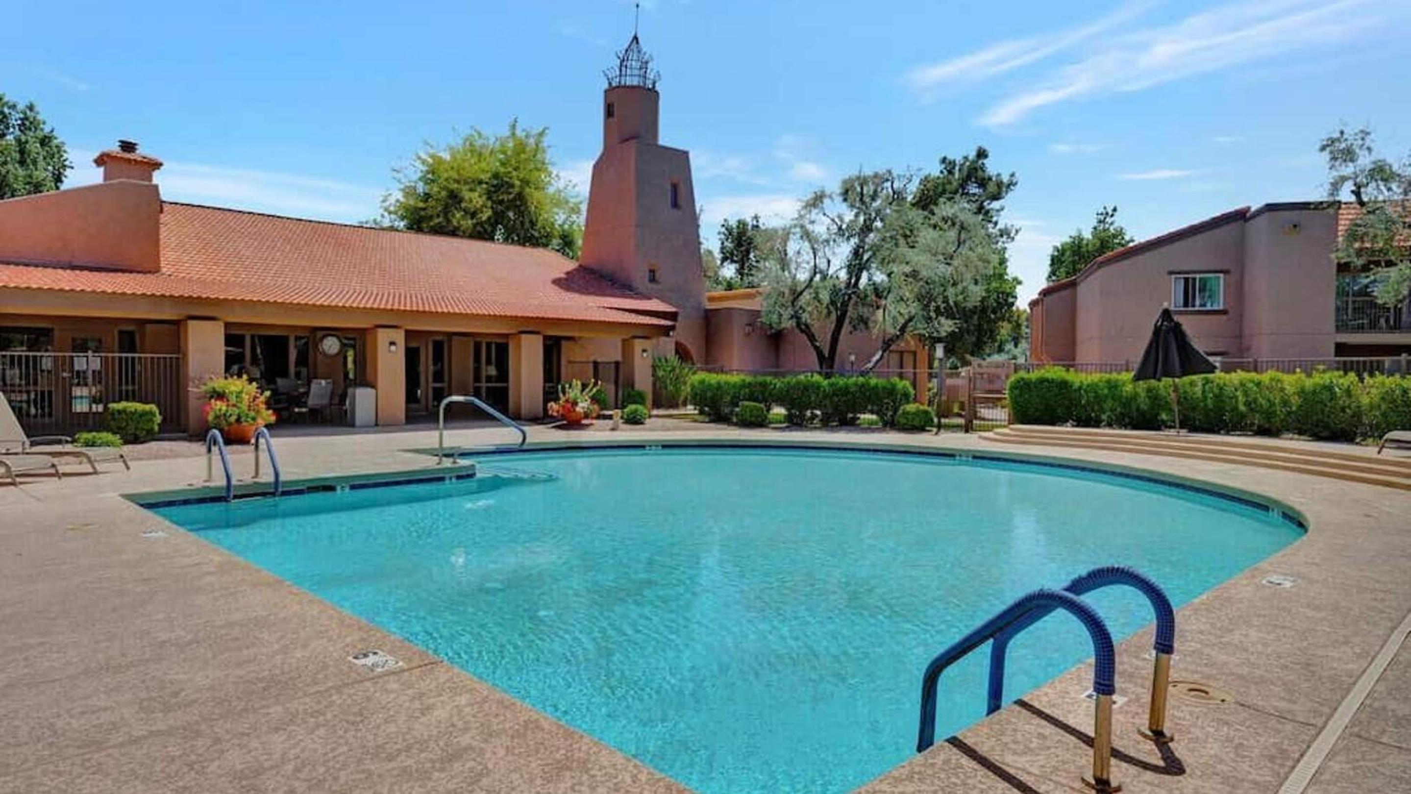 Poolside 2 Bdrm Condo Prime Scottsdale Location - Property Image 4
