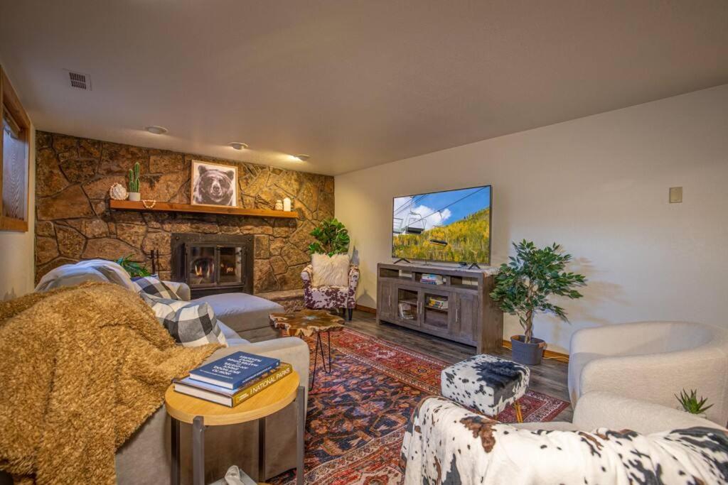 Luck Lodge {Spacious, hot tub, 10m from downtown} view 3